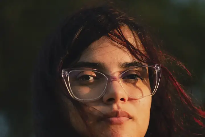 Portrait of a person with glasses in warm evening light — Soft Portrait 400